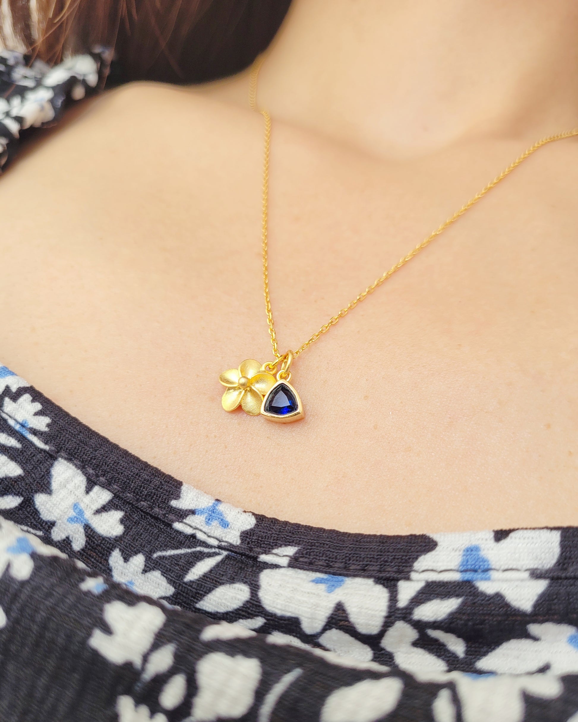 Gift for mum: september birthstone flower necklace