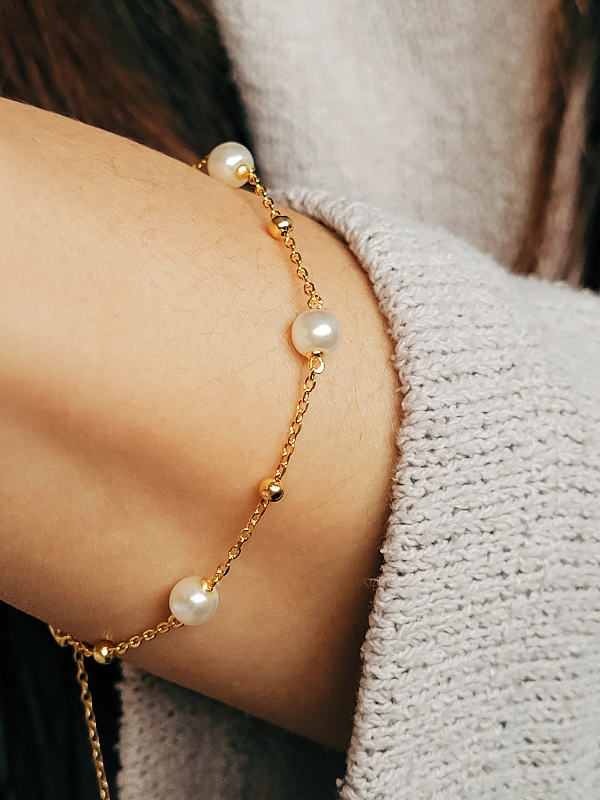 A delicate gold-plated sterling silver bracelet featuring pearls and an adjustable bead chain, ideal for weddings or gifting to loved ones.