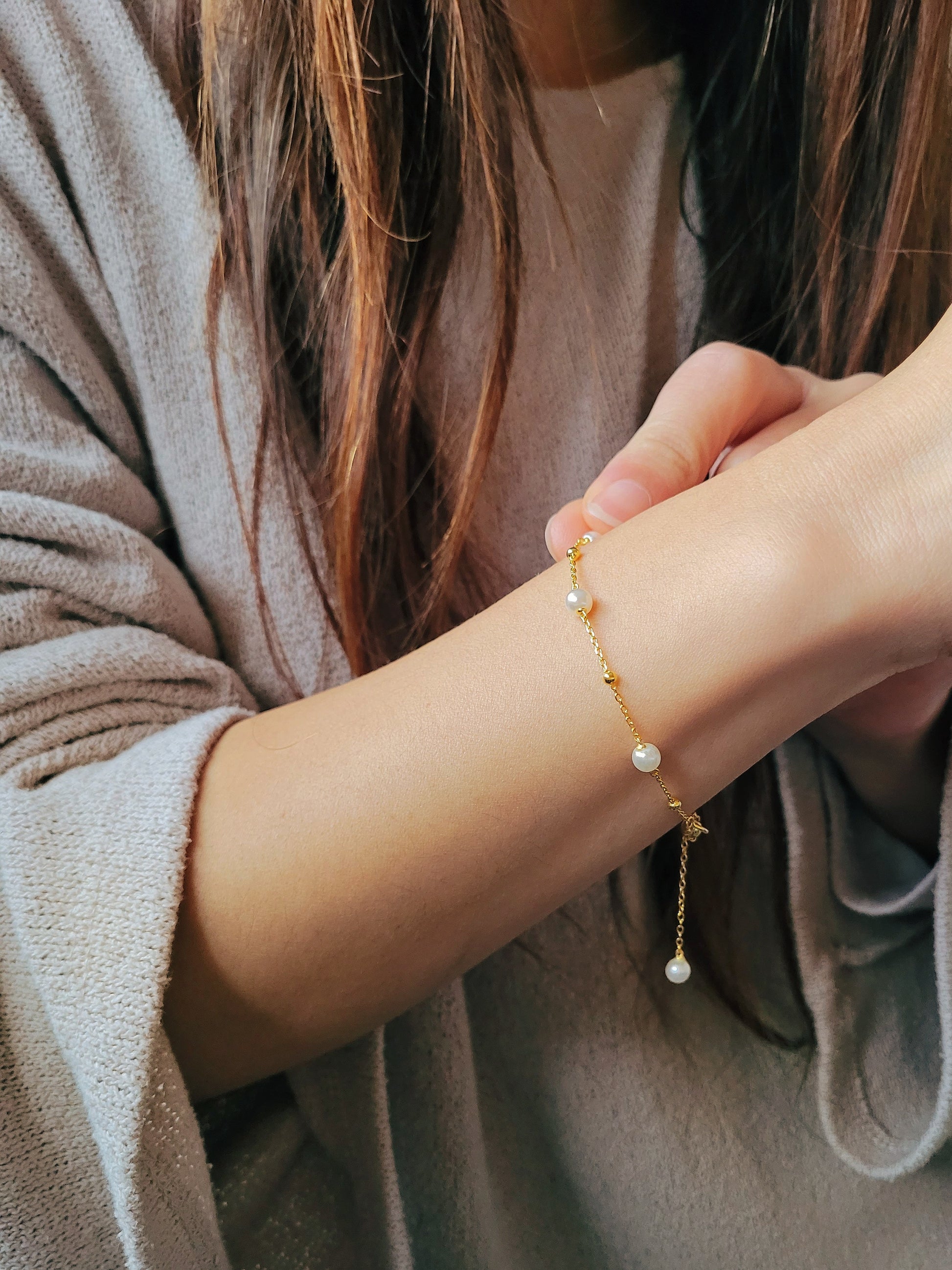 A delicate gold-plated sterling silver bracelet featuring pearls and an adjustable bead chain, ideal for weddings or gifting to loved ones.