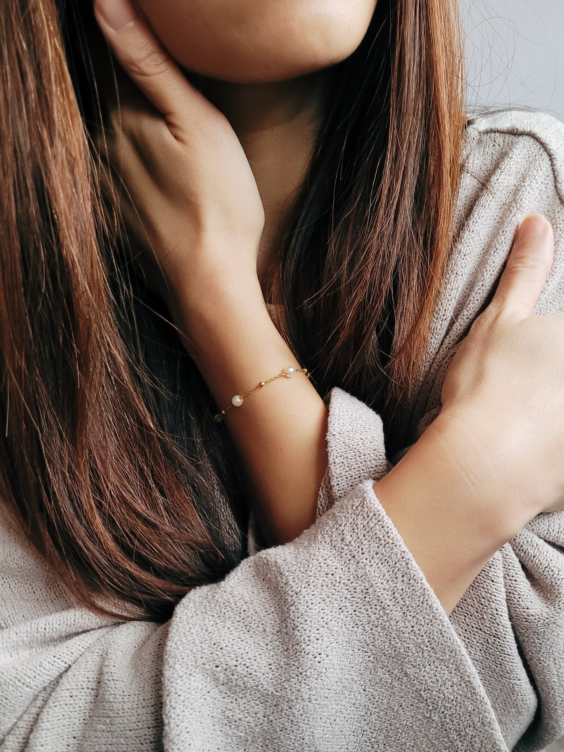 A delicate gold-plated sterling silver bracelet featuring pearls and an adjustable bead chain, ideal for weddings or gifting to loved ones.