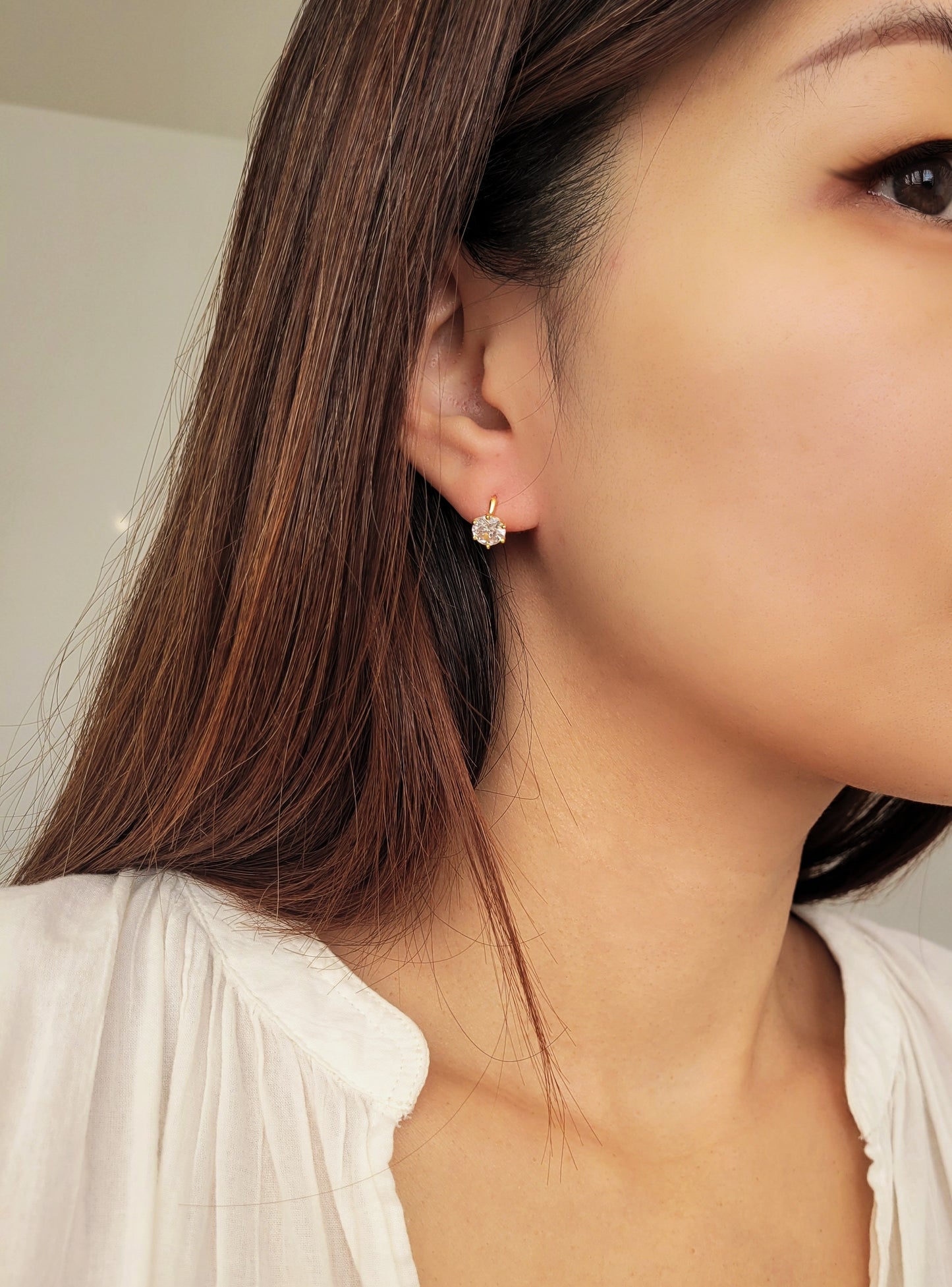 Elegant dangle earrings featuring a sparkling cubic zirconia stone set in 18k gold vermeil, perfect for everyday wear.