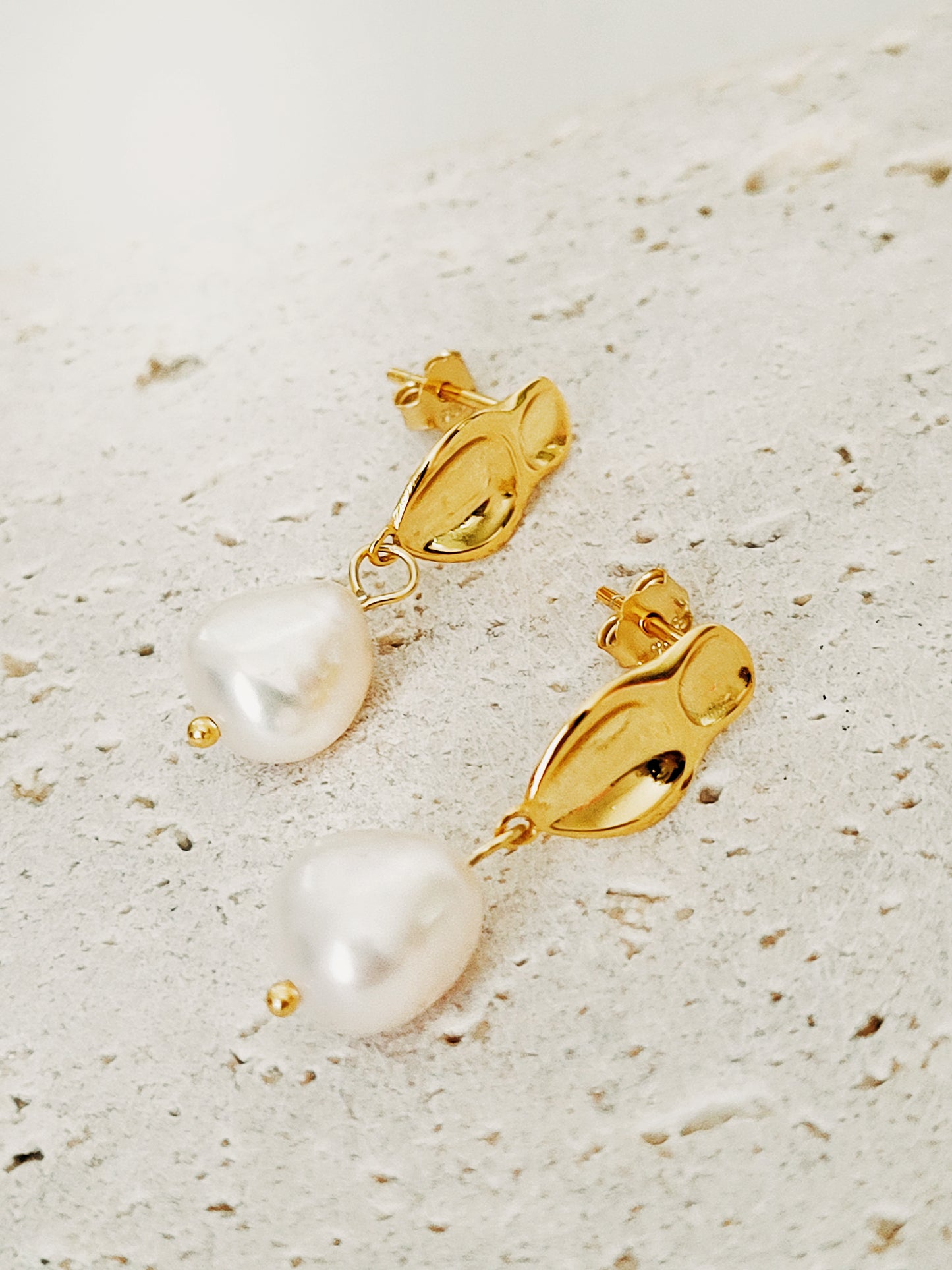 Elegant freshwater pearl dangle earrings in gold, highlighting a modern, minimalistic design. Perfect for wedding and anniversary.