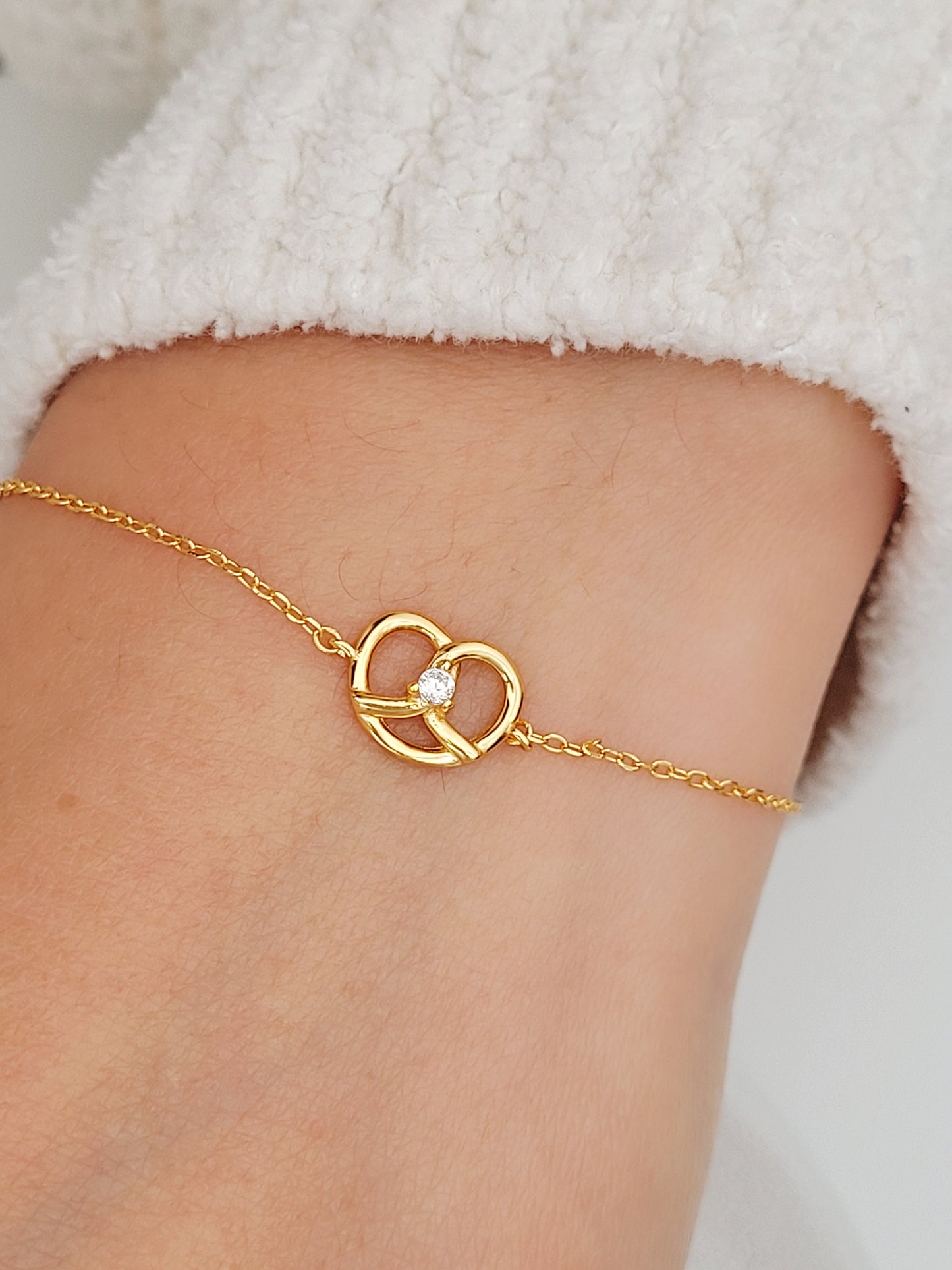 A luxurious 18ct gold-plated pretzel bracelet featuring a dazzling diamond zircon, perfect for adding a touch of glamour.