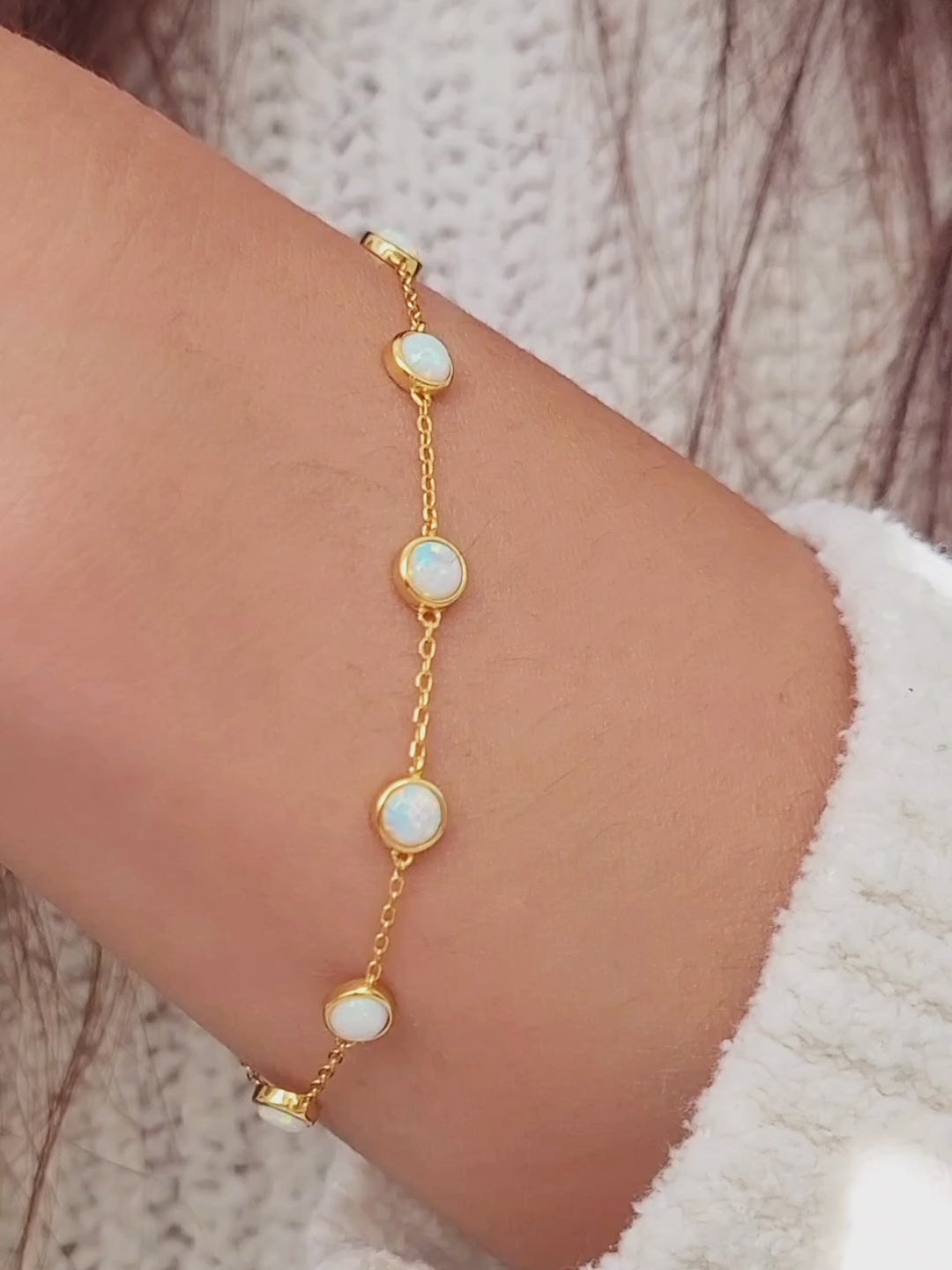 Elegant gold-plated opal bracelet featuring beautiful white opal stones, a chic accessory.