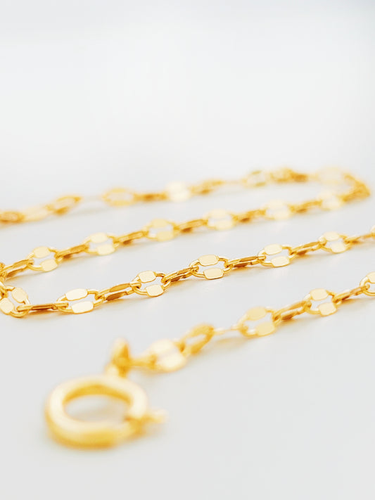 This dainty simple gold chain bracelet features a delicate and shimmering design. Finely crafted gold plated over sterling silver links create a minimalist yet elegant look.